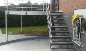 terrasse aluminium avec escalier