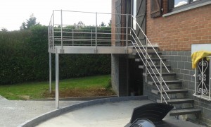 terrasse aluminium avec escalier
